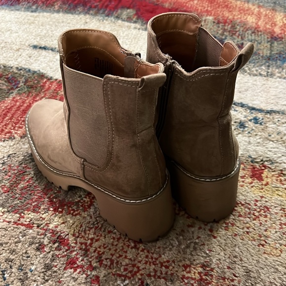 Universal Thread Crispin Chelsea Boots - Picture 5 of 11